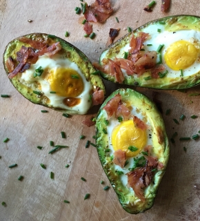Αυγά σε φωλιές αβοκάντο: Το τέλειο brunching
