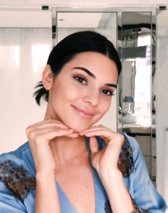 Kendall Jenner: Δείχνει στην κάμερα το πρωινό μακιγιάζ της