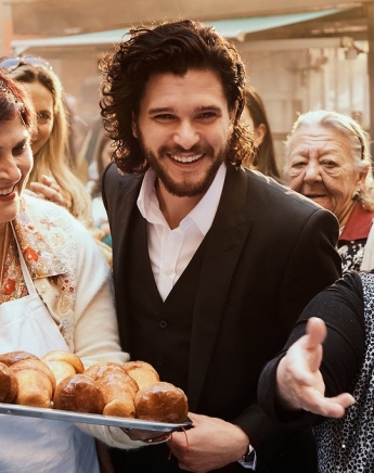 Oh My God κατάσταση: Ο Kit Harington φοράει το The One