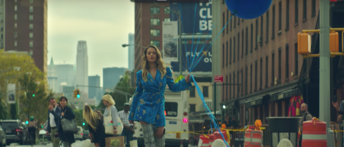 Πάμε ‘Anywhere’ με τη Rita Ora με στιλ εμπνευσμένο από το Sex and the City