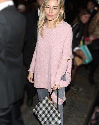 Η Sienna Miller δεν φοβάται το ροζ! Casual chic με baby pink πουλόβερ