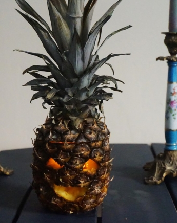 Φτιάχνουμε diy ανανά σκιάχτρο για το Halloween
