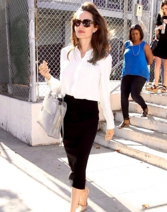 Η Angelina Jolie με τον πιο διαχρονικό chic χρωματικό συνδυασμό