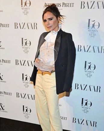 Η Victoria Beckham κερδίζει βραβεία κι εμείς κάνουμε (window) shopping στις συλλογές της