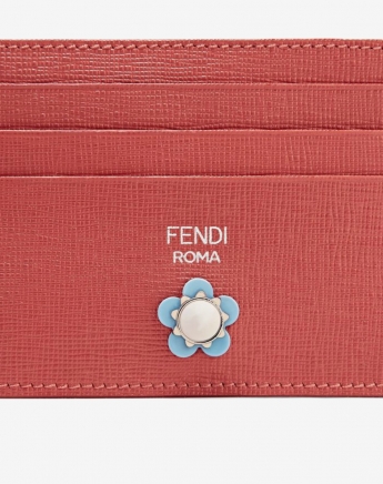 Η Flowerland collection θήκη για κάρτες του οίκου Fendi