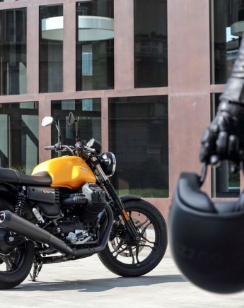 Κάτι Χωρισμένα Παλικάρια: Οδηγούμε την Moto Guzzi του Μάριου Αθανασίου