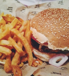 Στο Burger Joint για Umami Burger και δροσερή margarita λεμόνι #citywalks
