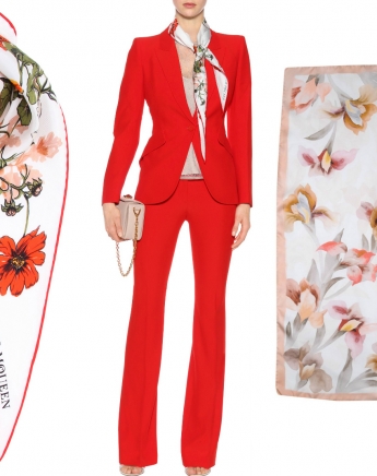 Το Alexander McQueen printed και statement μεταξωτά φουλάρια