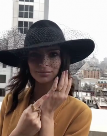 Ρεπορτάζ έμπνευση από την Emily Ratajkowski – Παντρεύτηκε με ZARA μουσταρδί κοστούμι!