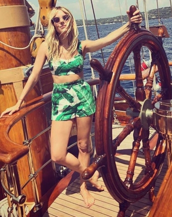 Η Sienna Miller beach chic με tropical εμφάνιση
