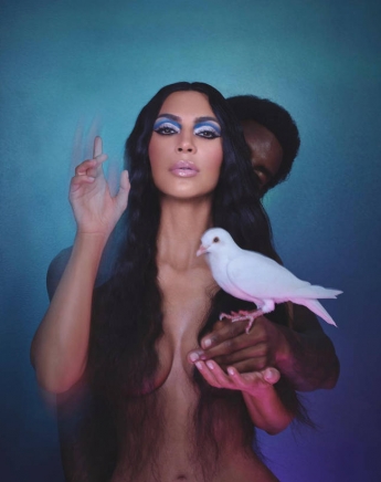 Η Kim Kardashian λανσάρει σκιές ματιών ολόγυμνη και πετυχαίνει τον στόχο της