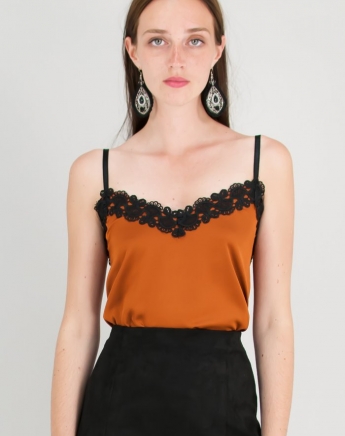 Lingerie top: Με φούστα ή παντελόνι;