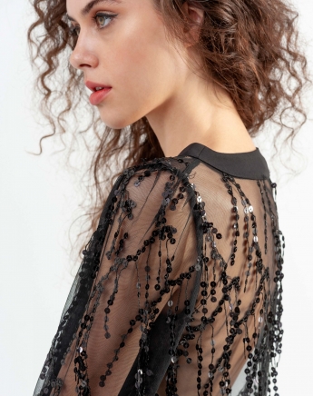 Τοπ με παγιέτες: Το festive look θέλει και το sequin top του!