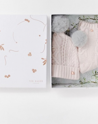 Trend alert: Ted Baker κάλτσες και σκουφάκι