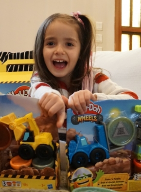 Η Ζωή Σοφία δοκιμάζει τη νέα σειρά Play – Doh Wheels!