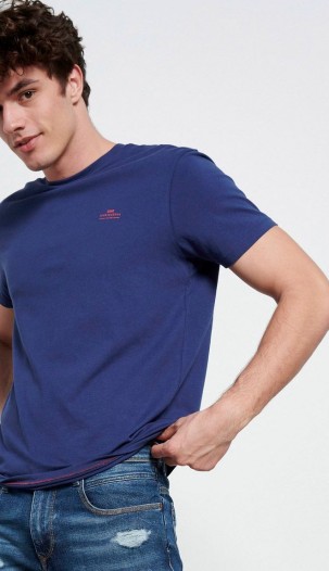 T-shirts και sneakers για τις βόλτες ή το γραφείο